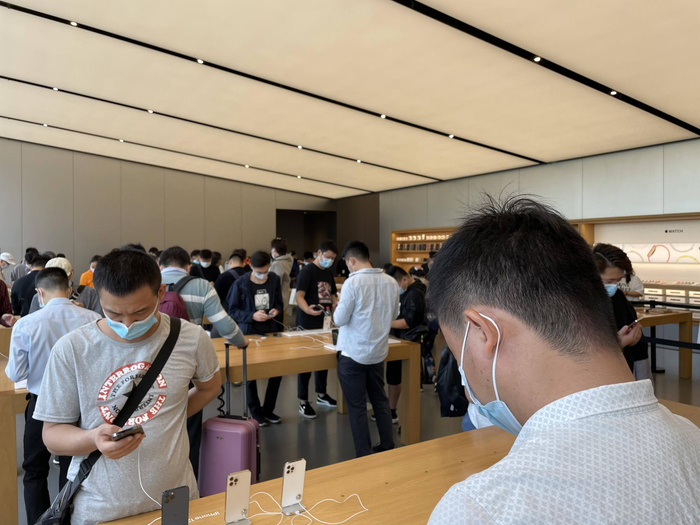 iPhone17发售现场秒变交易市场，广东自媒体达人揭秘黄牛经济