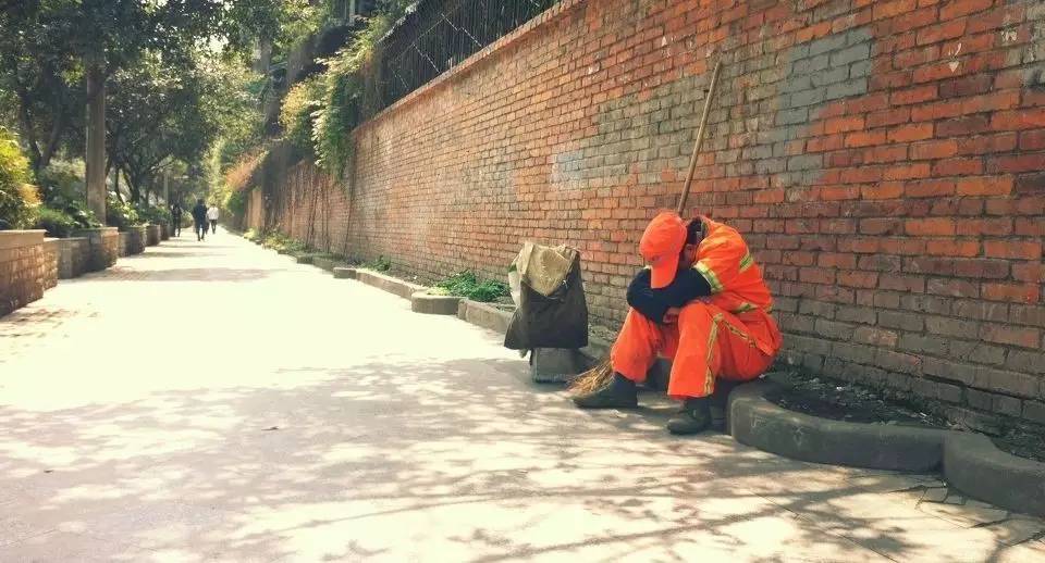 2名环卫工清扫4人跟拍，城市清洁工的辛勤与尊严